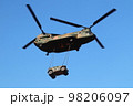 ジープを運ぶ輸送ヘリコプターチヌークCH-47 98206097