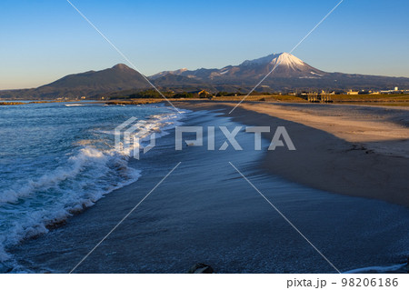 鳥取県の日野川河口から見た大山と孝霊山 98206186