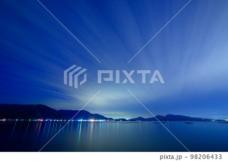 夜の江田島から 安芸の宮島(女神の寝姿)方面を望む 98206433