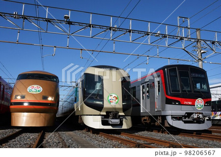 車両基地で並ぶ東武鉄道の車両(100系・500系・70090型) 車両基地で並ぶ東武鉄道の車両(100系・500系・70090型) 98206567