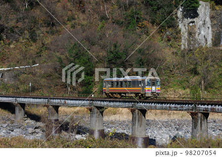 大糸線 キハ120 姫川鉄橋 98207054