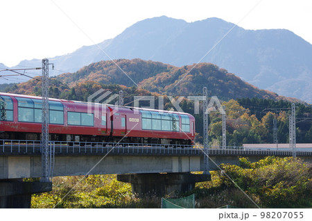 えちごトキめき鉄道 リゾート雪月花 姫川鉄橋と黒姫岳 98207055