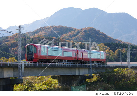 えちごトキめき鉄道 リゾート雪月花 姫川鉄橋と黒姫岳 えちごトキめき鉄道 リゾート雪月花 姫川鉄橋と黒姫岳 98207056