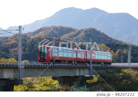 えちごトキめき鉄道 リゾート雪月花 姫川鉄橋と黒姫岳 98207222