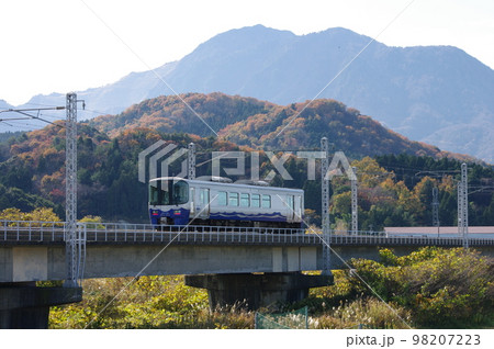 えちごトキめき鉄道 122形普通列車 姫川鉄橋と黒姫岳 98207223