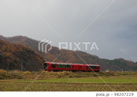 大糸線全線開通65周年記念乗入れ リゾート雪月花 袴岩付近 98207229