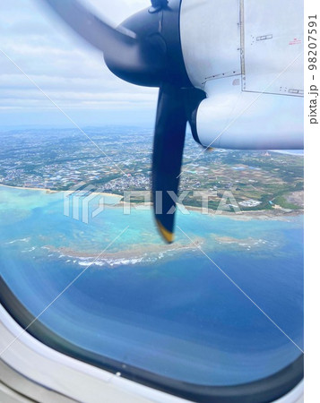 プロペラ機から望む久米島の海岸線 98207591