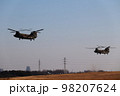 第一空挺団降下訓練始めの輸送ヘリコプター2機 98207624