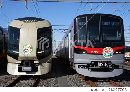 車両基地で並ぶ東武鉄道500系と70090型 98207708