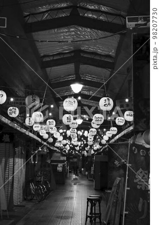 夜の商店街 夜の商店街 98207730