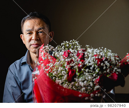 日頃の感謝の気持ちを赤い薔薇に込めて　結婚記念日 98207940