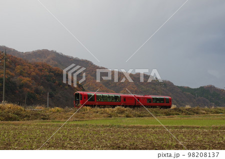 大糸線全線開通65周年記念乗入れ リゾート雪月花 袴岩付近 98208137