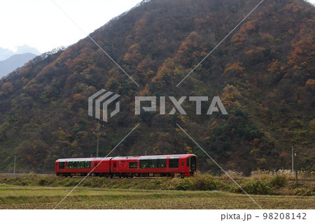 大糸線全線開通65周年記念乗入れ リゾート雪月花 袴岩付近 98208142
