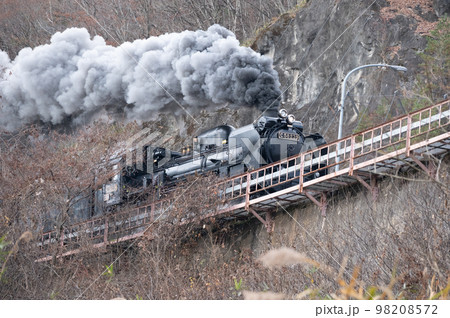 SL銀河ラストラン間近で遠野市の岩根橋を渡る 98208572