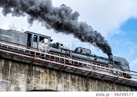 SL銀河ラストラン間近で遠野市の岩根橋を渡る 98208577