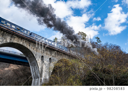 SL銀河ラストラン間近で遠野市の岩根橋を渡る 98208583