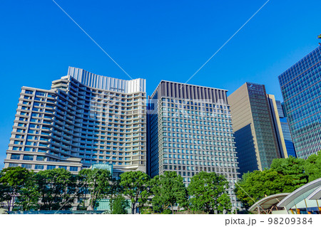 【東京の都市風景】和田倉噴水公園から見た高層ビル 98209384