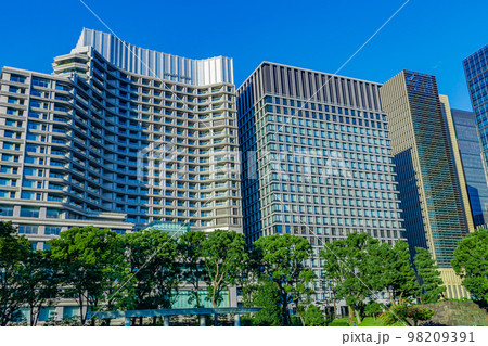 【東京の都市風景】和田倉噴水公園から見た高層ビル 98209391