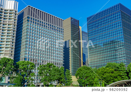 【東京の都市風景】和田倉噴水公園から見た高層ビル 98209392