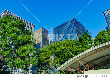 【東京の都市風景】和田倉噴水公園から見た高層ビル 98209444