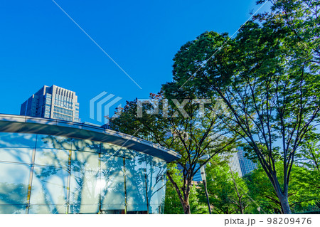 【東京の都市風景】和田倉噴水公園から見た高層ビル 98209476