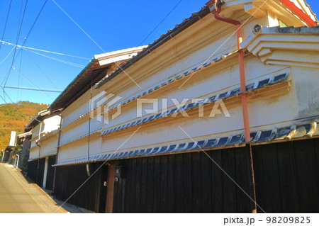 【高知県】晴天の吉良川の町並み 98209825