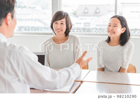 学校の教室で先生と面談する親子(小学生・中学生・高校生・女の子) 学校の教室で先生と面談する親子(小学生・中学生・高校生・女の子) 98210290
