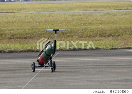 航空自衛隊の基地に置いてある車載式二酸化炭素消火器 航空自衛隊の基地に置いてある車載式二酸化炭素消火器 98210860