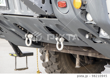 陸上自衛隊の車両フロントについている牽引等に使用するシャックル 98210945