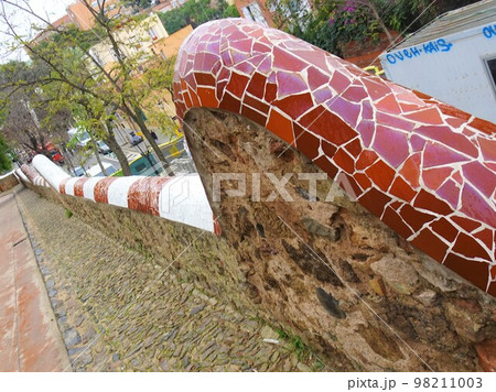 【スペイン】カラフルなタイルが美しいグエル公園の塀(バルセロナ) 【スペイン】カラフルなタイルが美しいグエル公園の塀(バルセロナ) 98211003