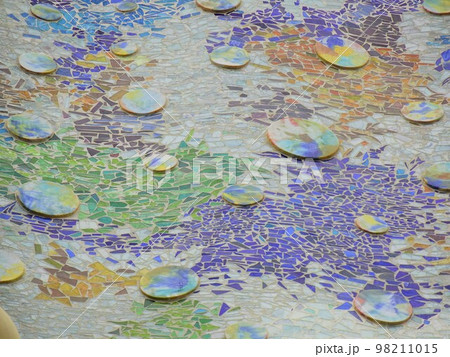 【スペイン】ガウディ建築　カサ・バトリョのカラフルな壁（バルセロナ） 98211015