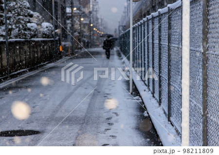 雪の降る日の静かな裏通り 雪の降る日の静かな裏通り 98211809