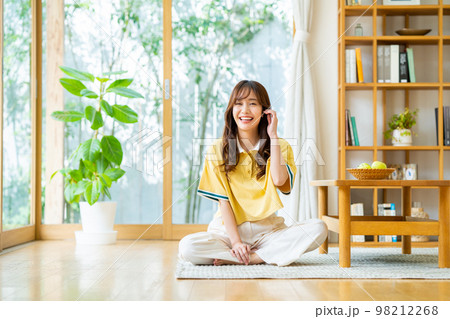 リビングでくつろぐ若い女性 リビングでくつろぐ若い女性 98212268