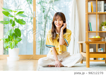 リビングでくつろぐ若い女性 98212270