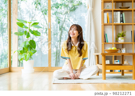 リビングでくつろぐ若い女性 リビングでくつろぐ若い女性 98212271