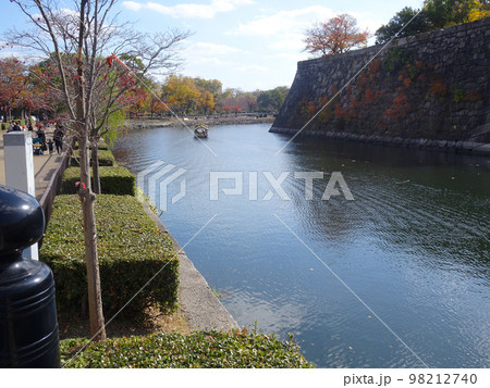 大阪城のお堀と御座船(大阪府大阪市中央区) 2022年11月 98212740