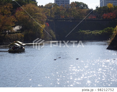 大阪城のお堀と御座船(大阪府大阪市中央区) 2022年11月 98212752