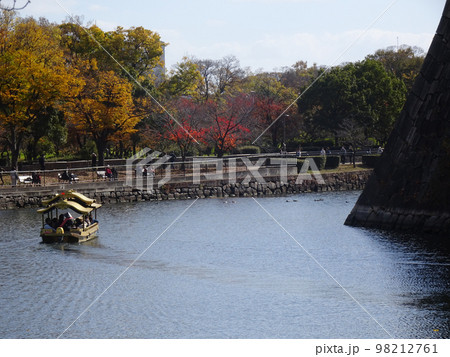 大阪城のお堀と御座船(大阪府大阪市中央区) 2022年11月 98212761