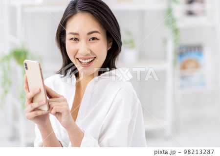 スマホを操作する若い女性 スマホを操作する若い女性 98213287