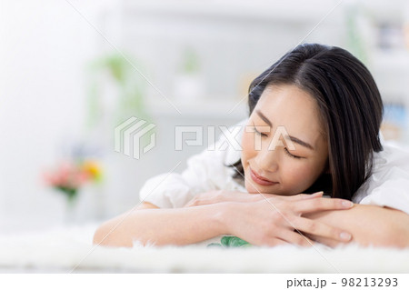 女性が寝ているイメージ 98213293