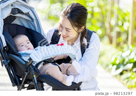 ベビーカーで移動する若い女性 98213297