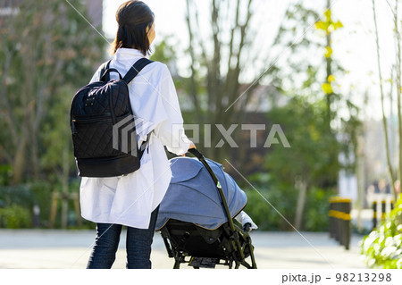ベビーカーで移動する若い女性 98213298