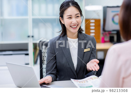 受付　女性　接客 98213308