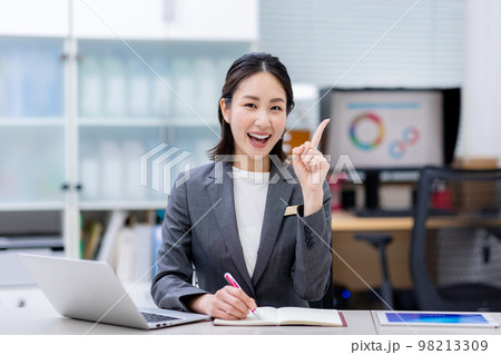 女性　スーツ姿のOLイメージ 98213309