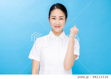 ナース姿の若い女性　カラーバック  98213316