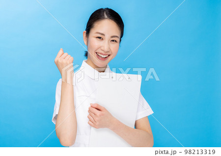 ナース姿の若い女性　カラーバック  98213319