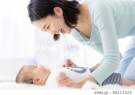 赤ちゃんと母親 98213320