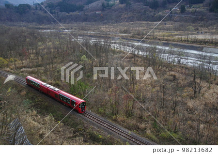 大糸線全線開通65周年記念乗入れ リゾート雪月花 姫川河原を行く 98213682