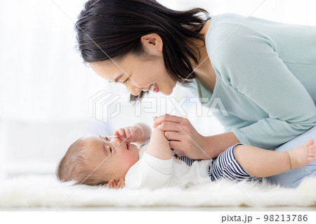 赤ちゃんと母親 98213786