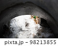 雪解け水が流れ込む用水路 98213855